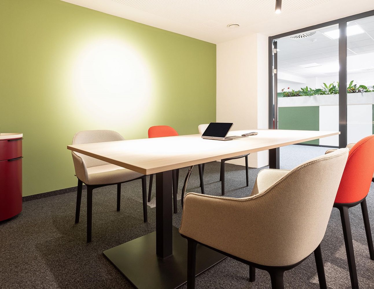 Sideboards der Serie PRISMA 2 im Mittelpunkt