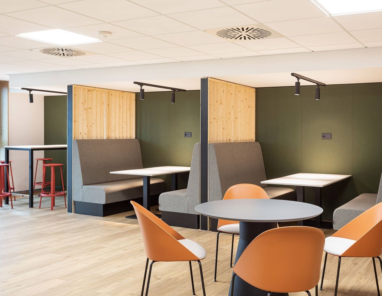 Sideboards der Serie PRISMA 2 im Mittelpunkt