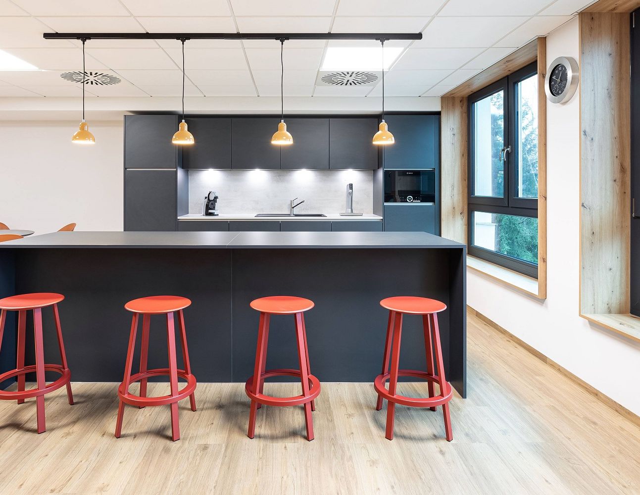 Sideboards der Serie PRISMA 2 im Mittelpunkt